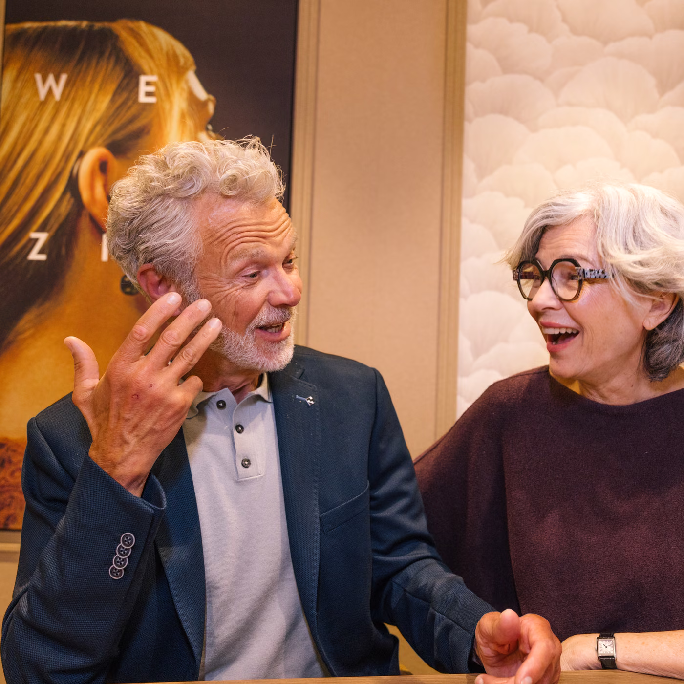 Ouder stel lacht samen tijdens een bezoek aan Eyecare